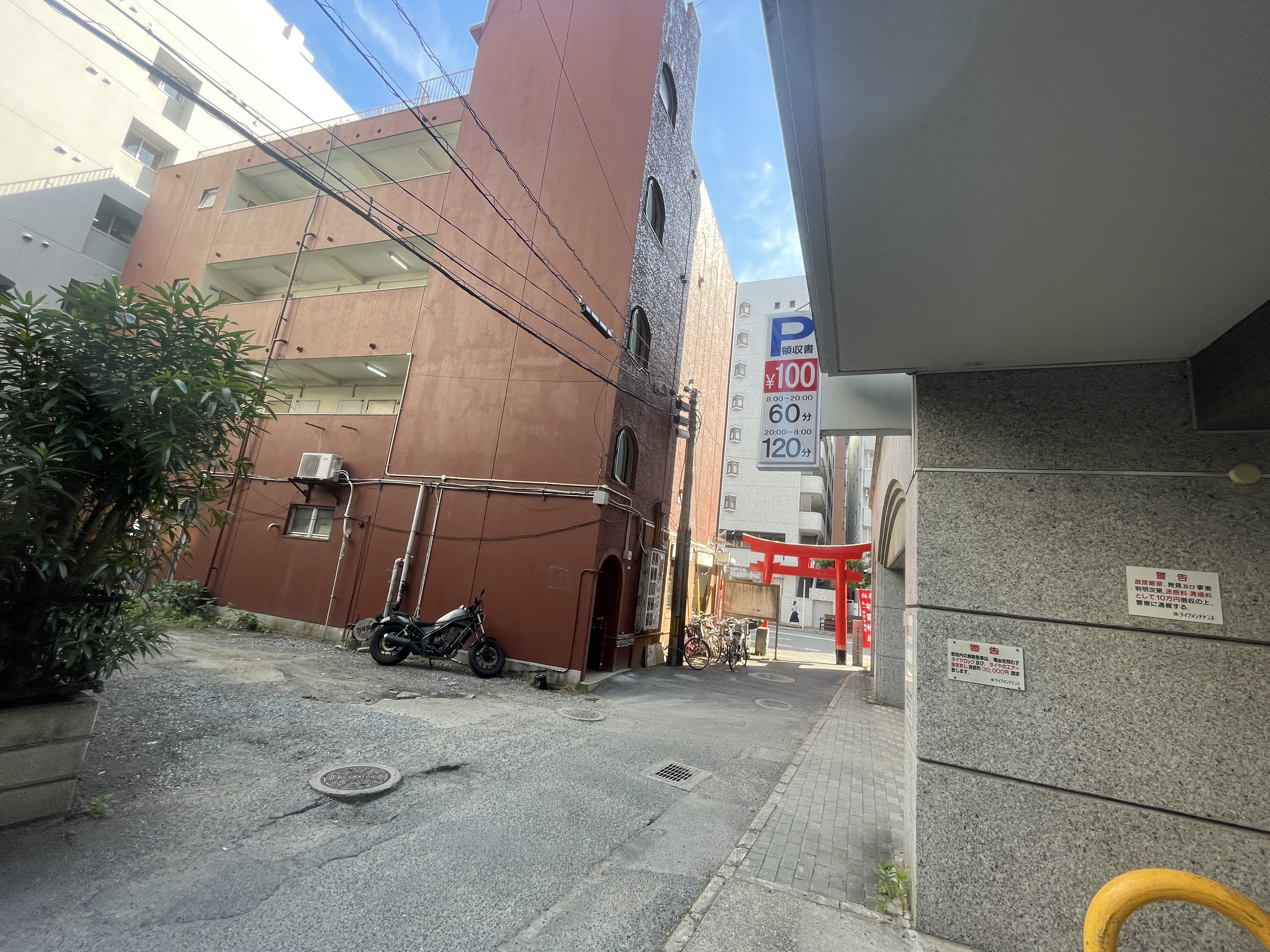 店舗外観の写真_裏通りから見た建物の外観